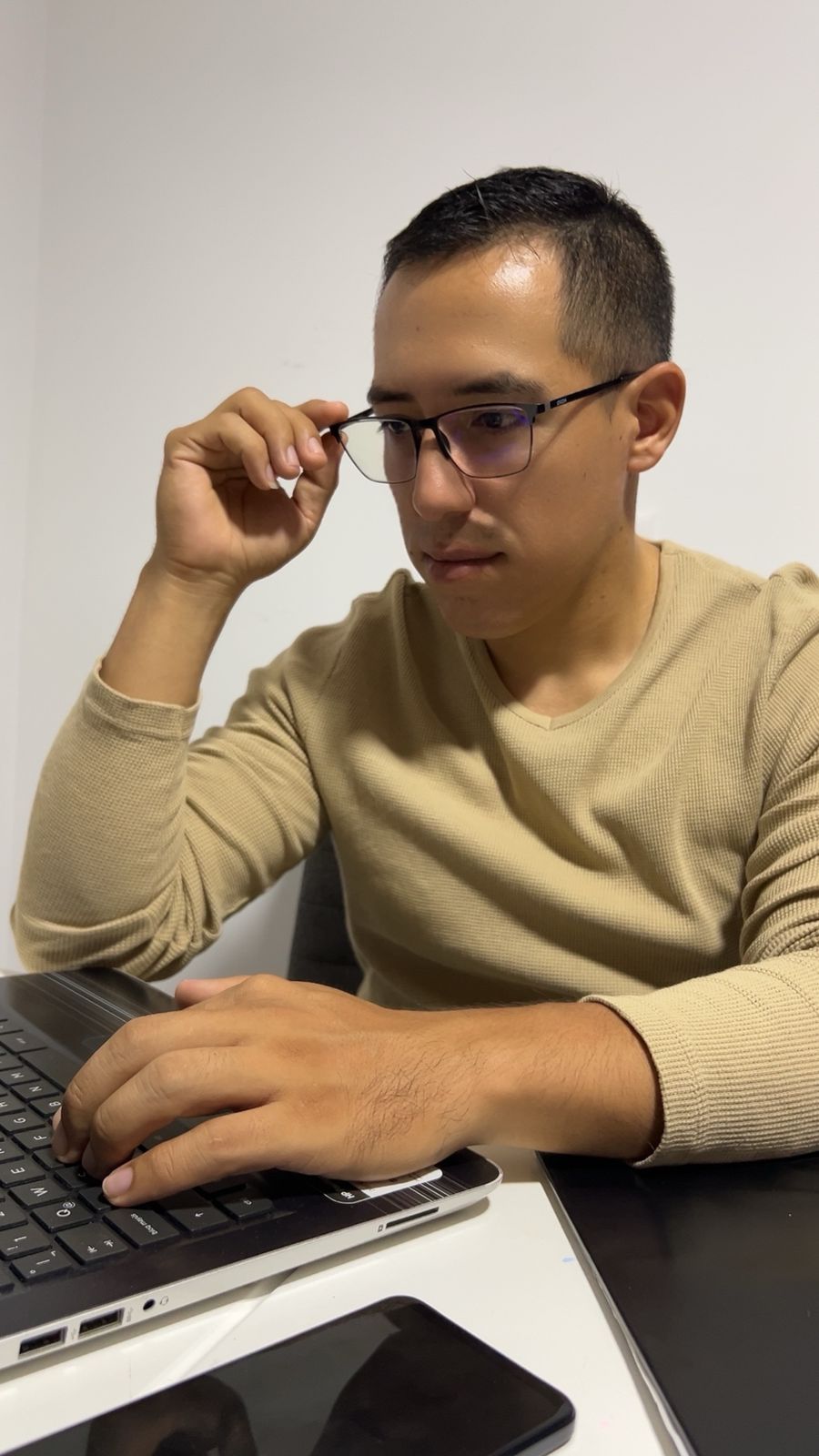 Foto de Omar Gomez trabajando