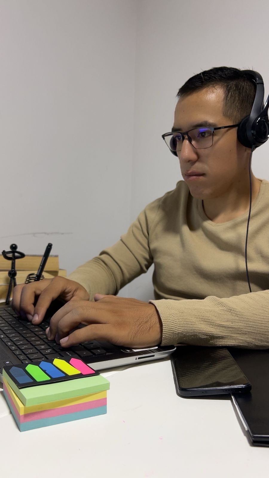 Foto de Omar Gomez trabajando